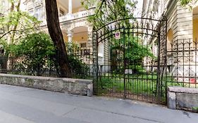 Heroes Square & City Park Thermals Apartment